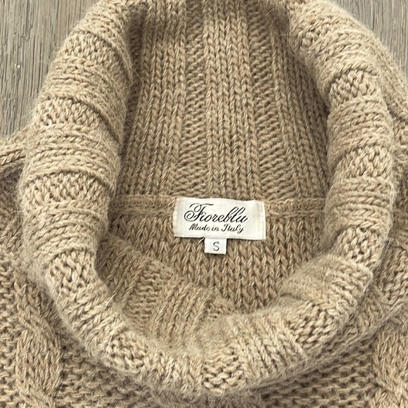 Excellent Condition! Italian Alpaca/Wool Blend Cable Knit Oatmeal Sweater-Small - Picture 2 of 5